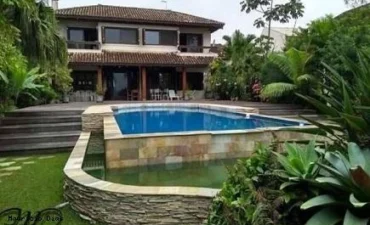 Residência à Venda em Guaratuba com 5 Suítes e Trapiche Privativo