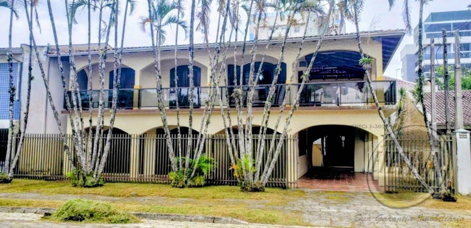 Residência de 420m² com 5 Quartos e 3 Suítes no Centro de Guaratuba